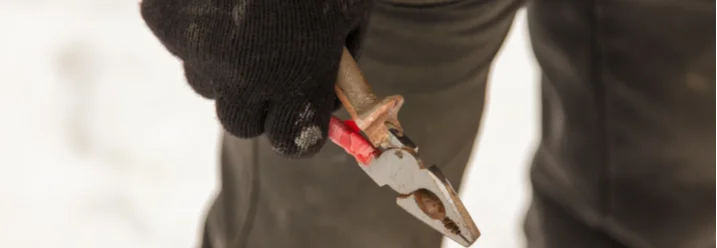 Hand mit einer Zange